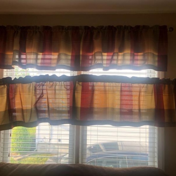 Valances - Picture 2 of 3